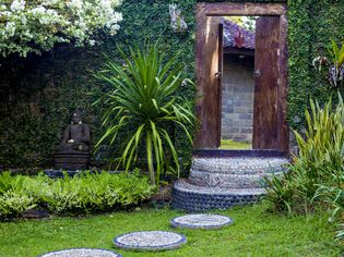 门,在花园里Budha雕像。巴厘岛。印度尼西亚。