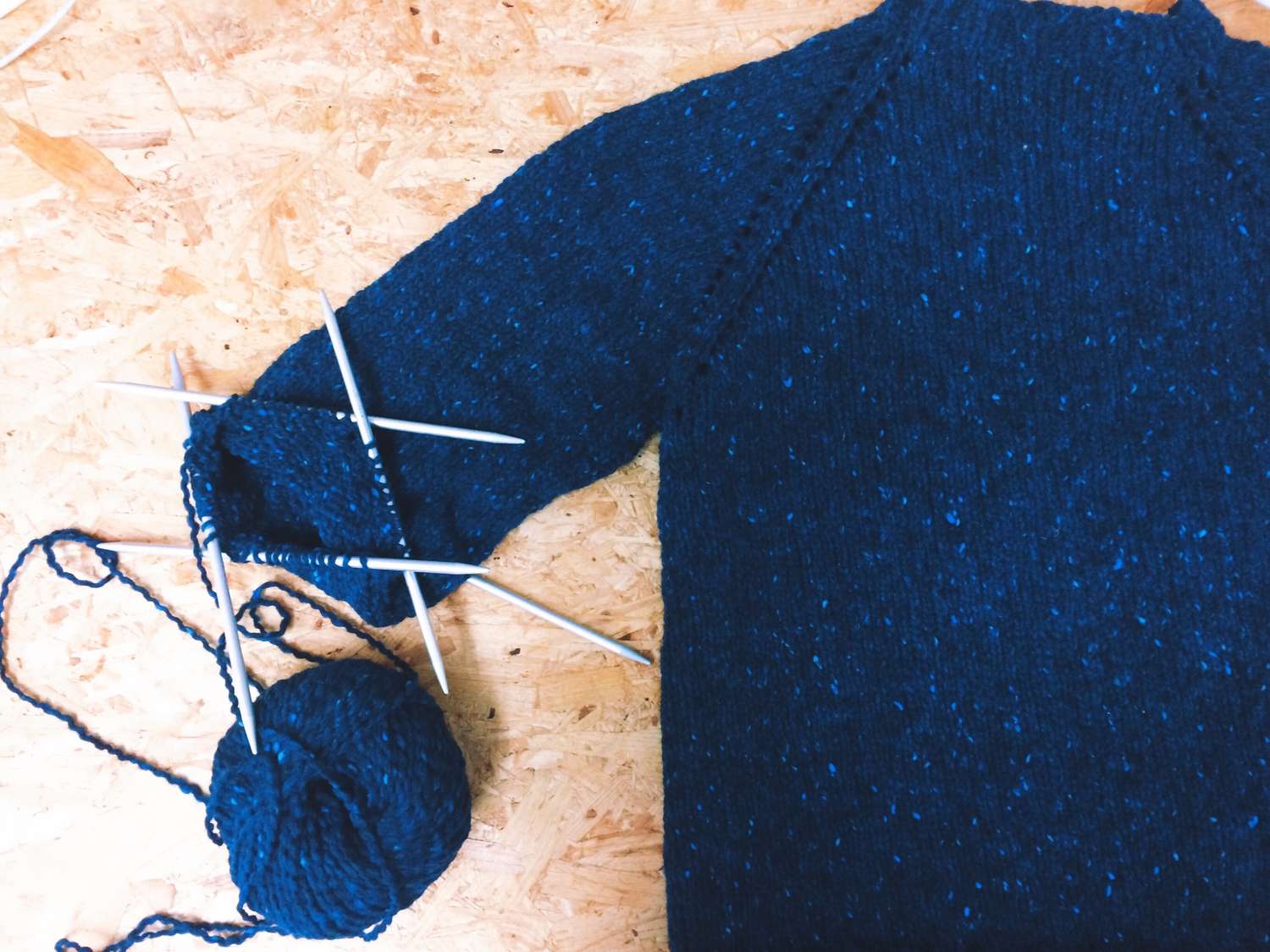 羊毛球与编织针和毛衣