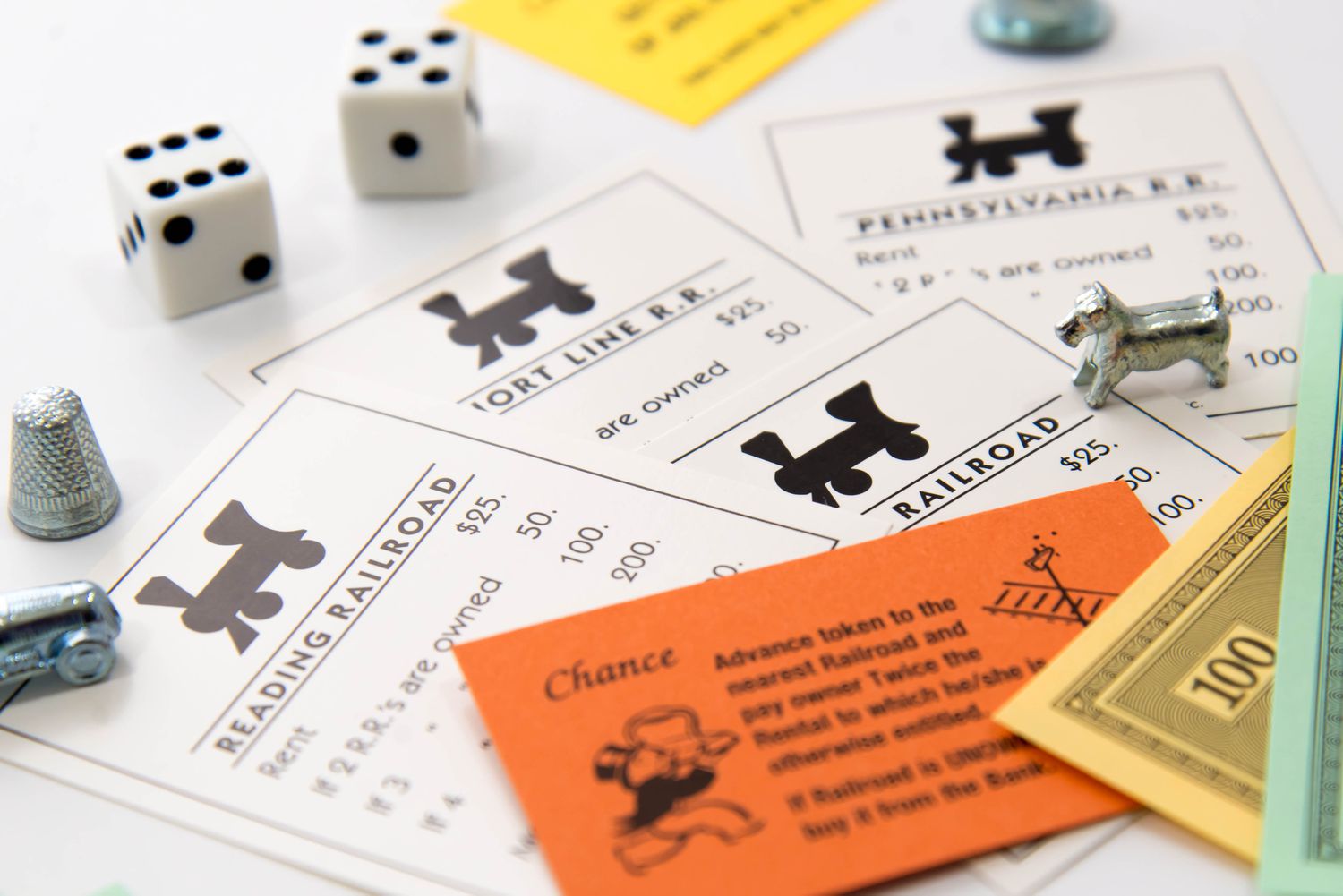 大富翁-铁路卡，棋子，钱和骰子
