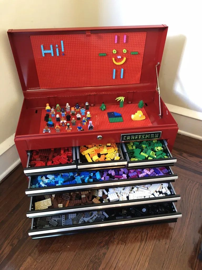 一个装满乐高玩具的工具箱