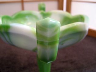 绿色和白色漩涡牛奶玻璃底座菜Westmoreland玻璃公司