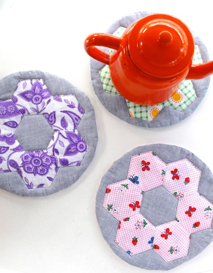 三个六边形的花热垫和一个茶壶
