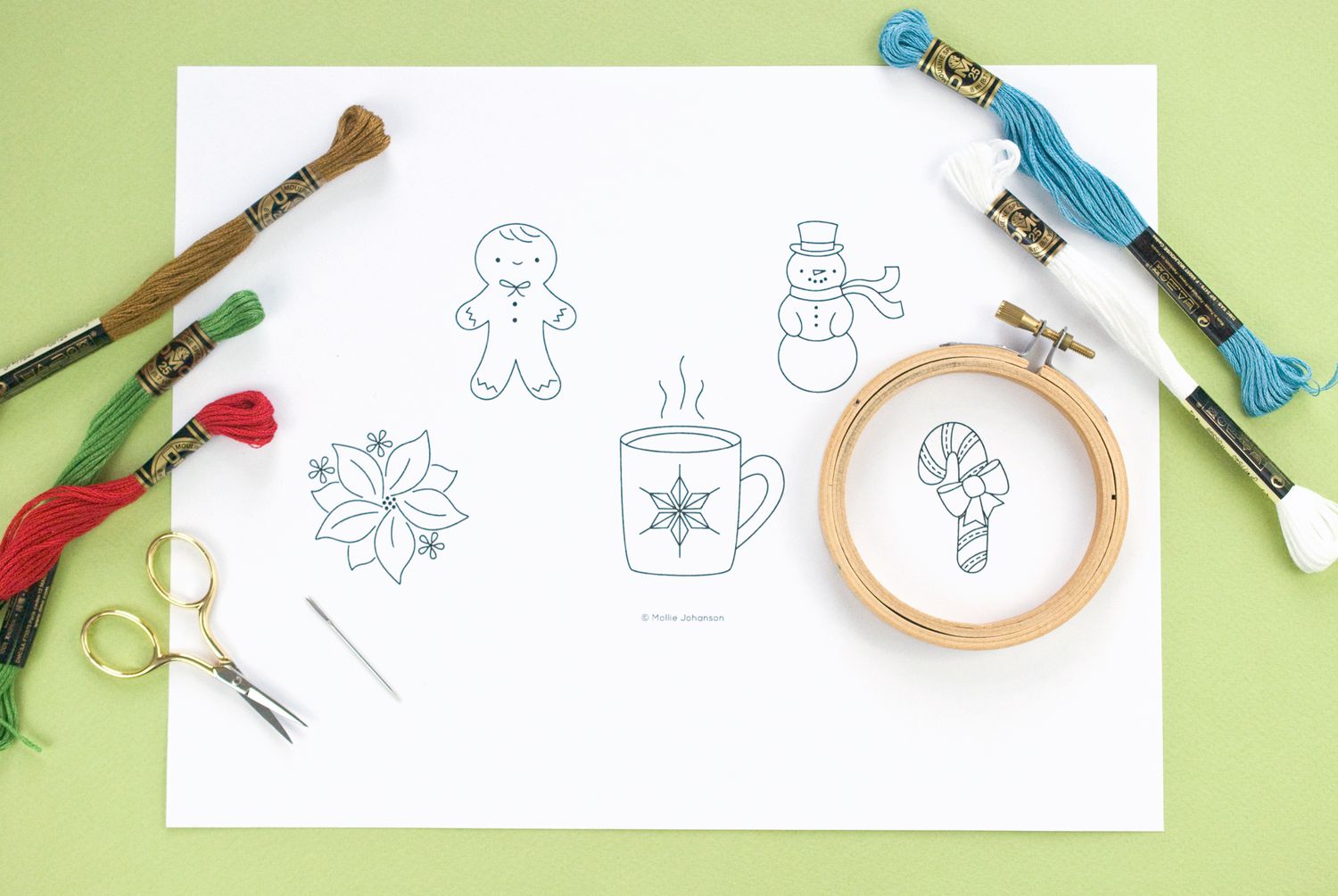 一张节日与迷你刺绣刺绣图案箍,剪刀、针,和五个类型的线程。