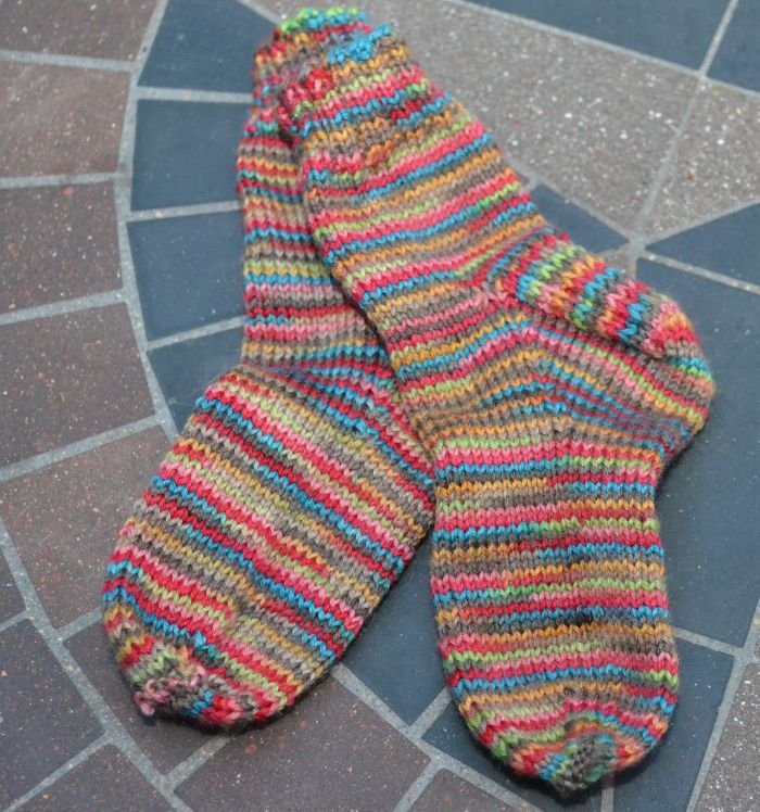 一双彩色的蹒跚学步的袜子