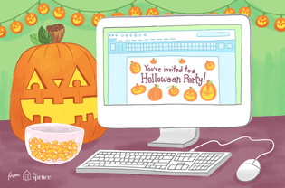 电脑屏幕上的南瓜灯和一碗玉米糖。电脑屏幕上有万圣节派对的邀请函