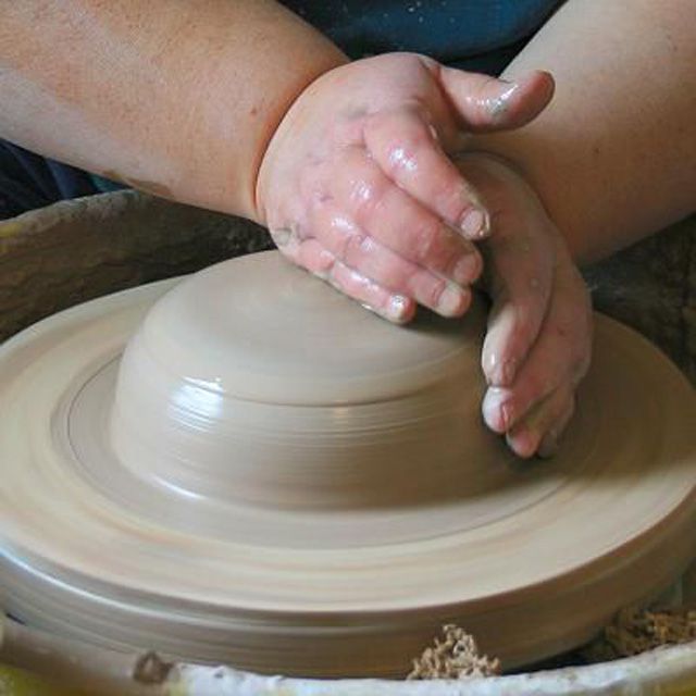 用手掌的后跟把粘土放在陶工的轮子上