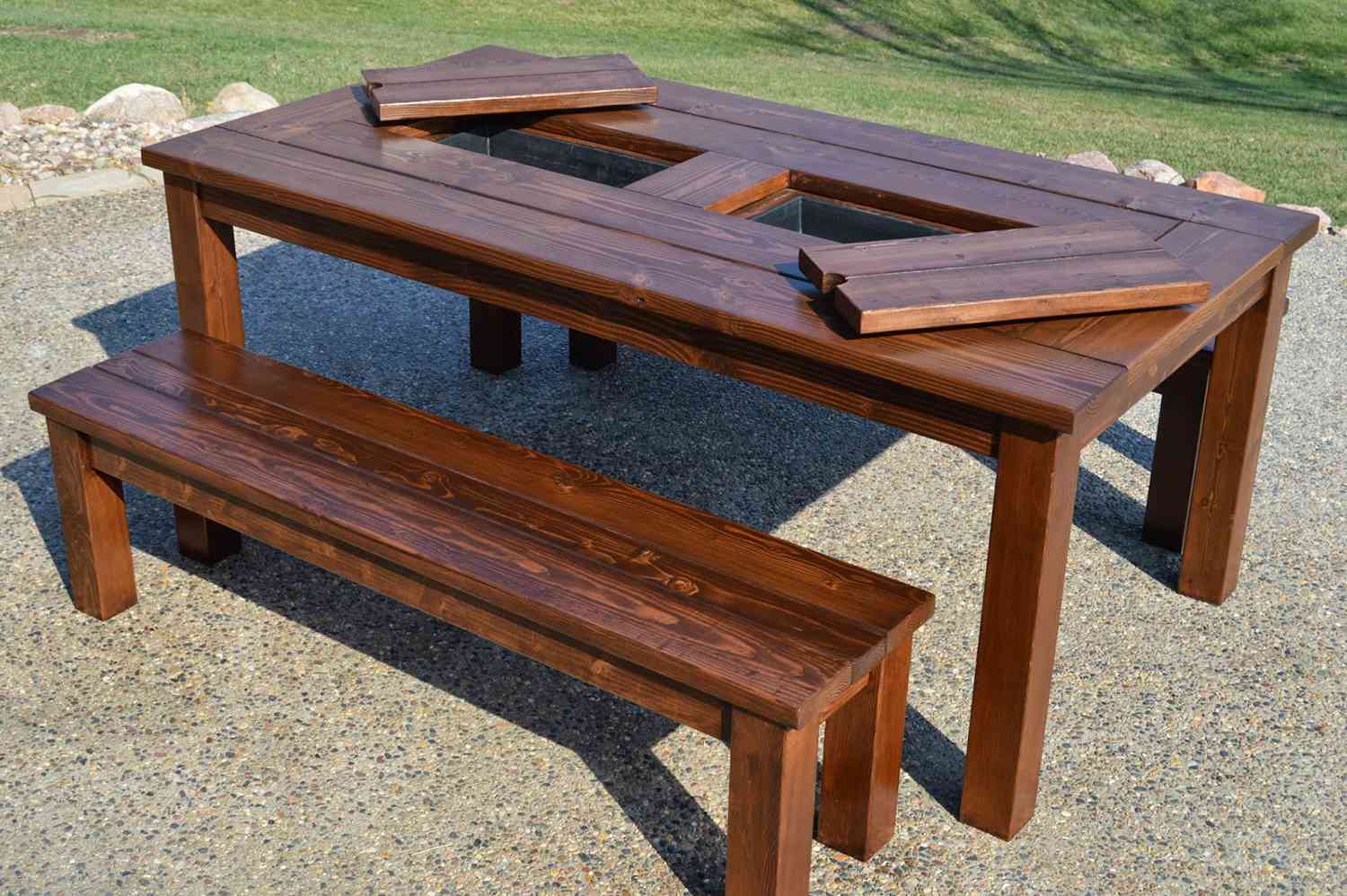 一个木制的野餐桌上内置冰盒