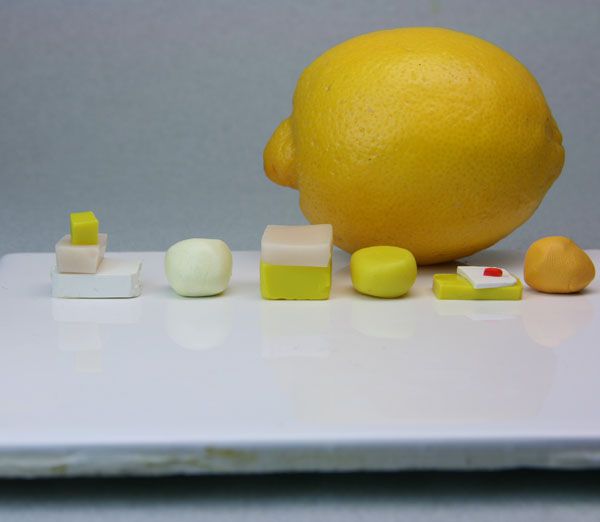 聚合物粘土颜色用于制作柠檬髓，部分和皮肤的玩具屋规模柠檬手杖。