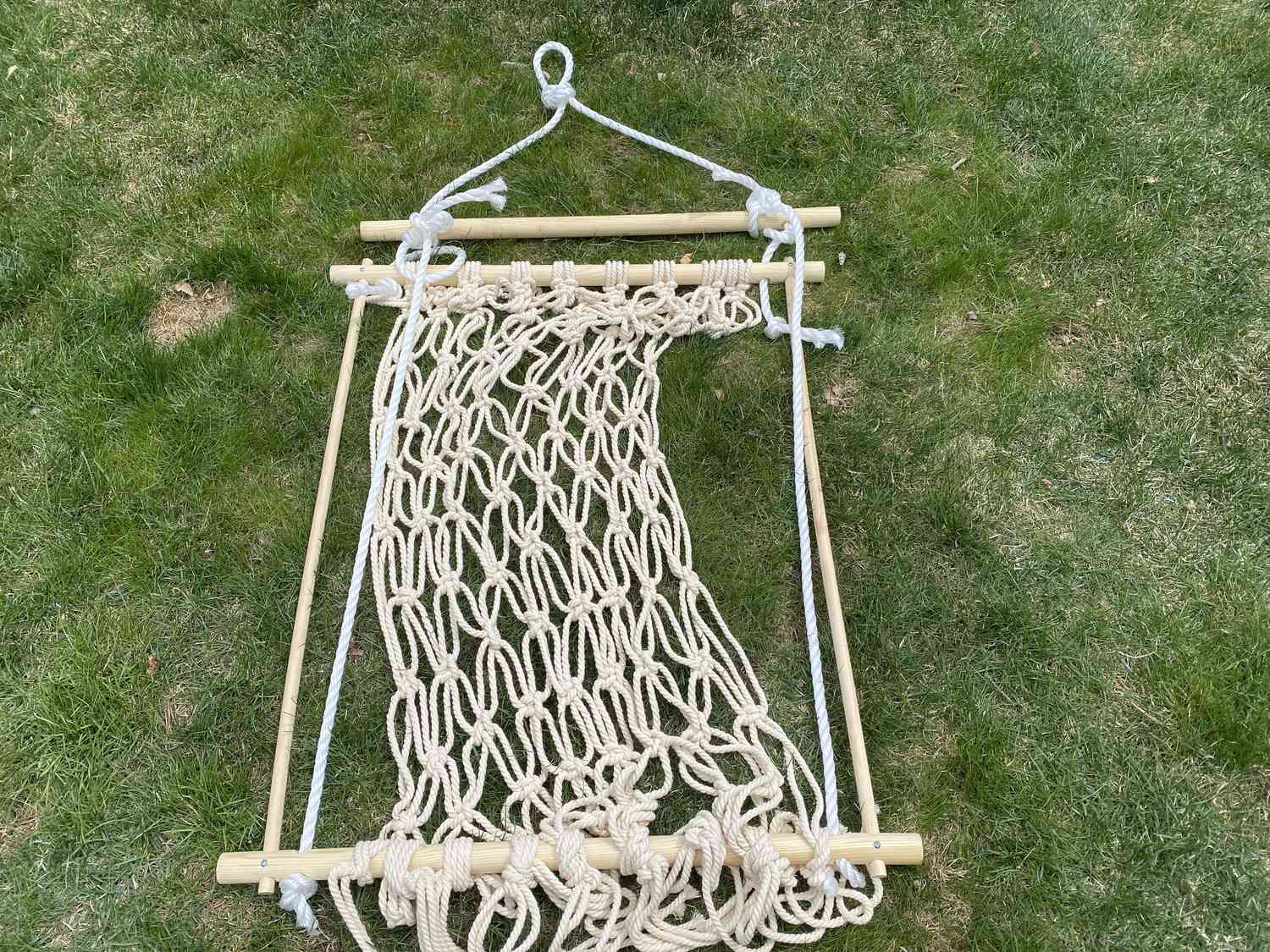 绳子穿过流苏花边的椅子框架
