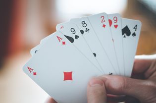 扑克牌:扑克卡在一个年轻人的手中