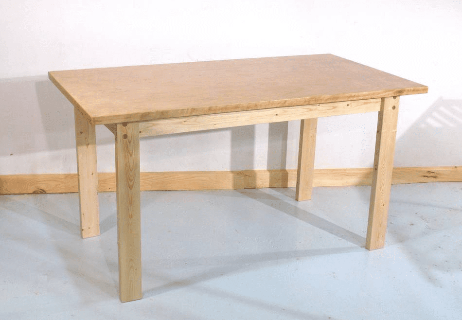 一张未染色的木桌