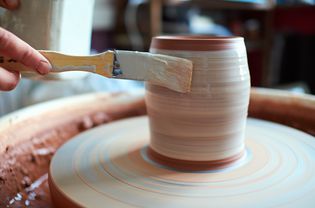 陶器的生产过程。釉刷在陶瓷制品上的应用。