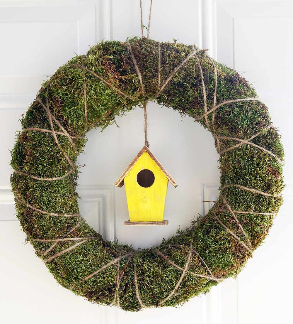 DIY苔藓覆盖的鸟屋花环