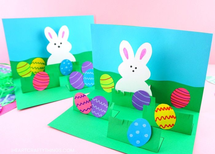 可爱的复活节卡片和小兔子和鸡蛋。