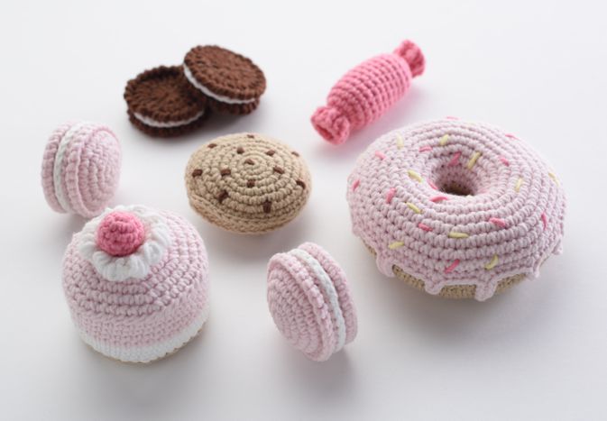 钩针编织的塞甜点等项目一个甜甜圈,马卡龙、饼干等食物