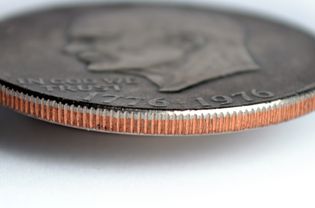 艾森豪威尔美元的边缘显示硬币的覆盖层