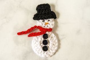 一个钩针编织的雪人
