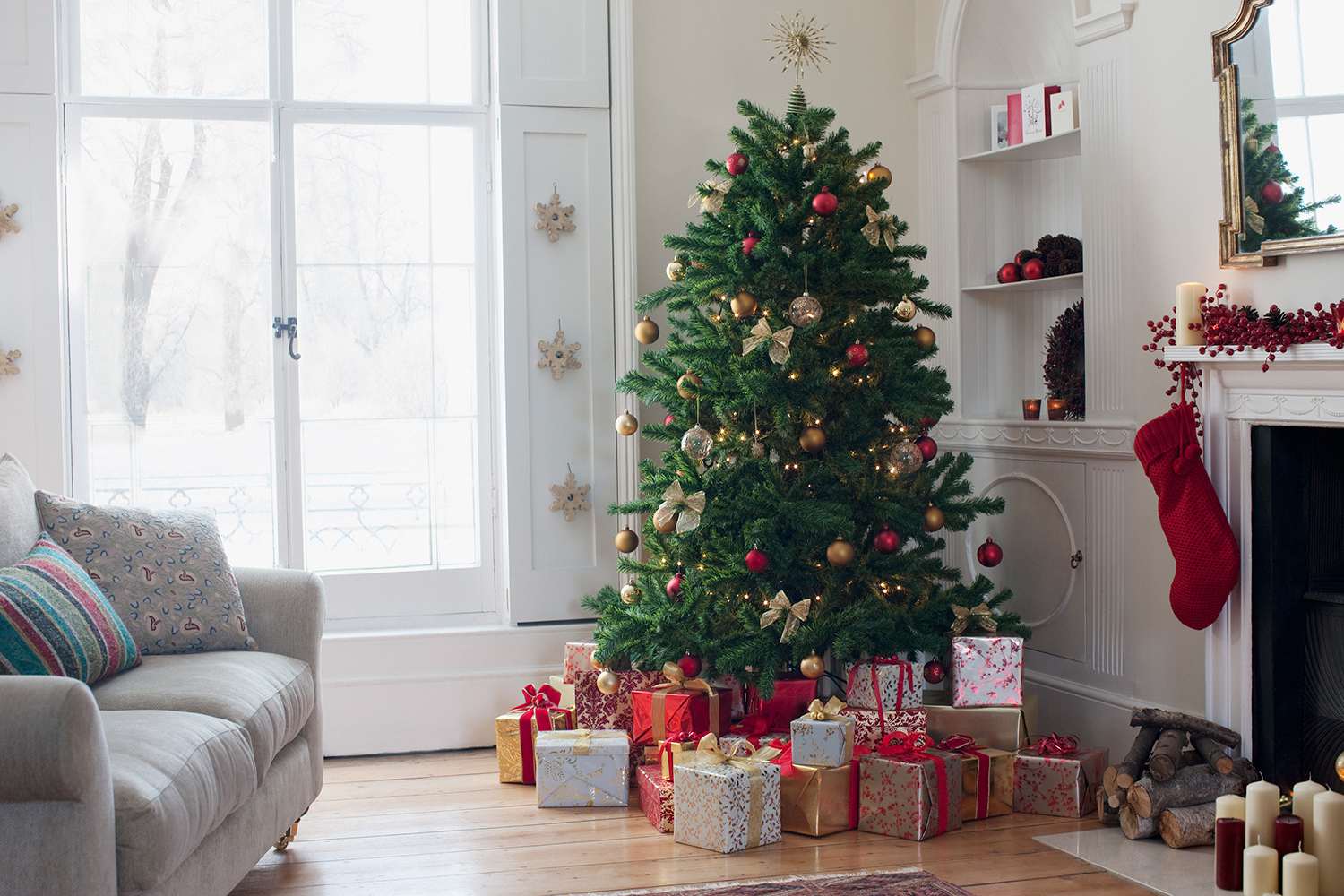 圣诞树和礼物包围
