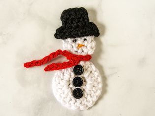 一个钩针编织的雪人