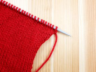 在红色的羊毛袜针编织针