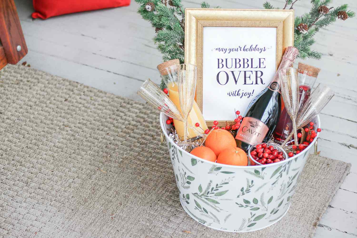 主题礼品篮与橙汁，香槟，蔓越莓和橙子。