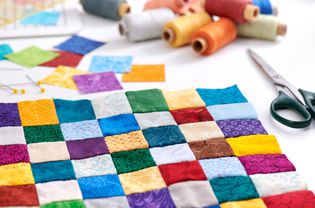 色彩斑斓的被子缝从广场的一部分,捆线,剪、拼布和缝纫配件
