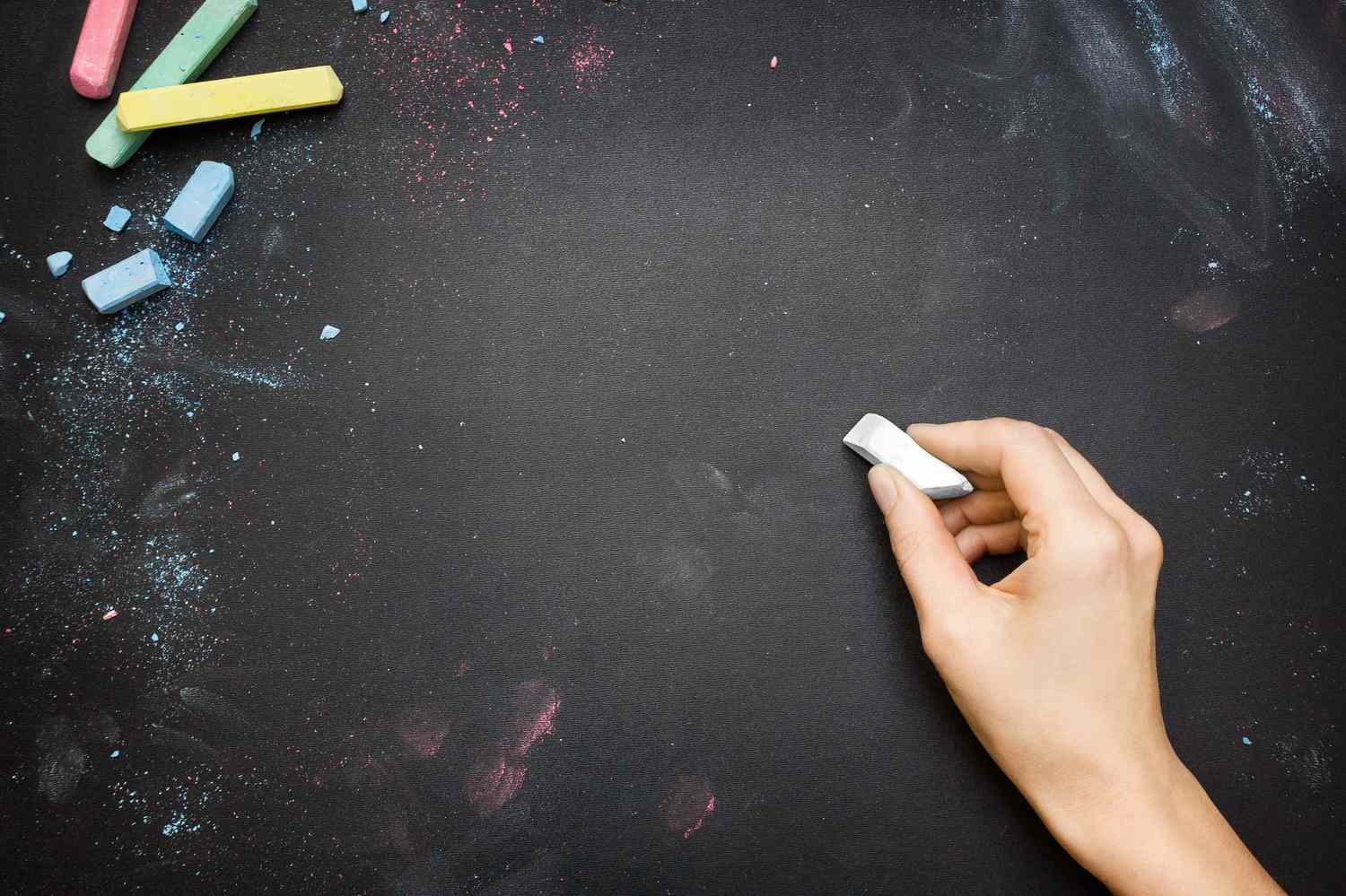 用粉笔在黑板上写字的特写