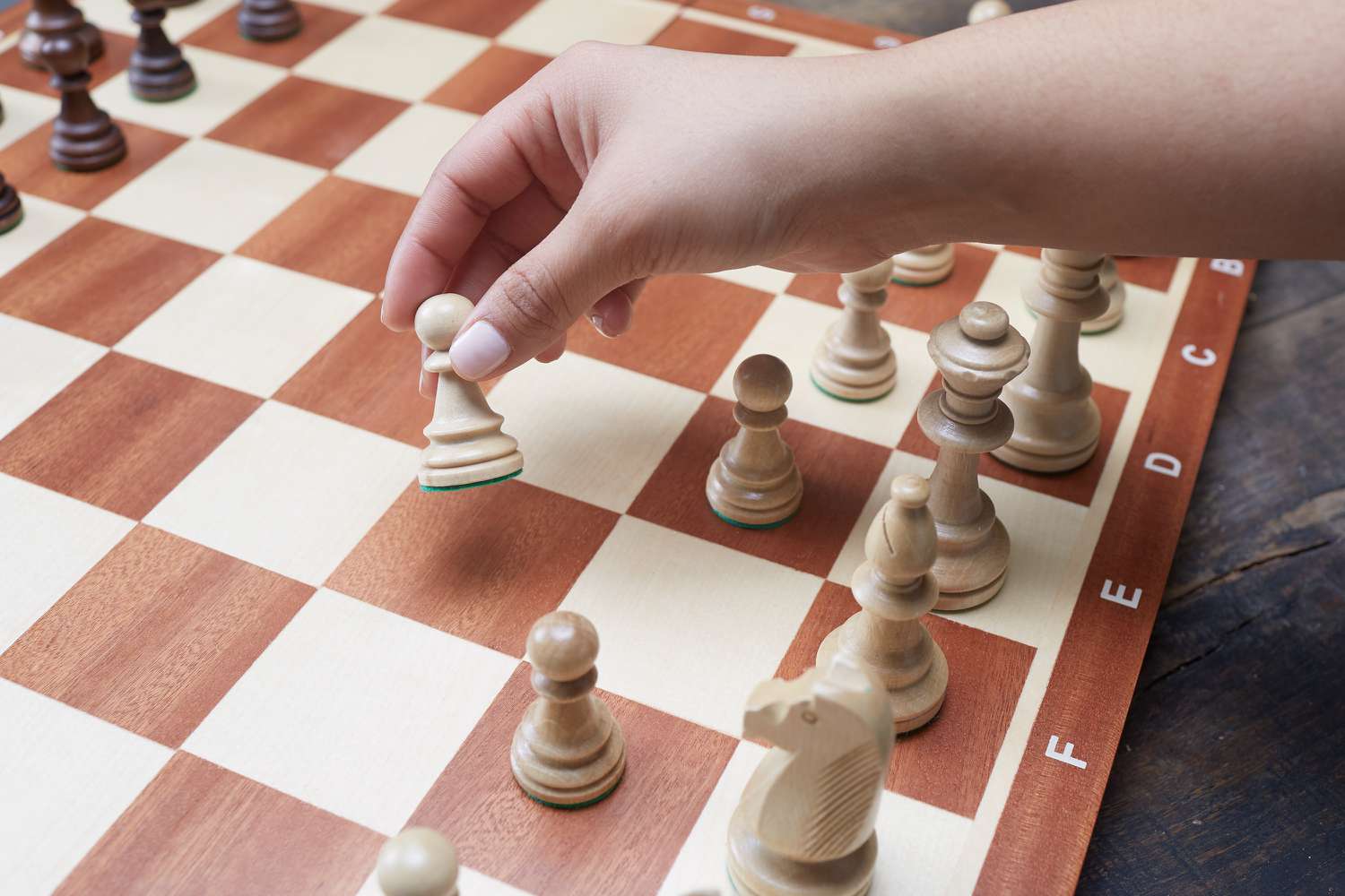 白色的先在国际象棋的游戏