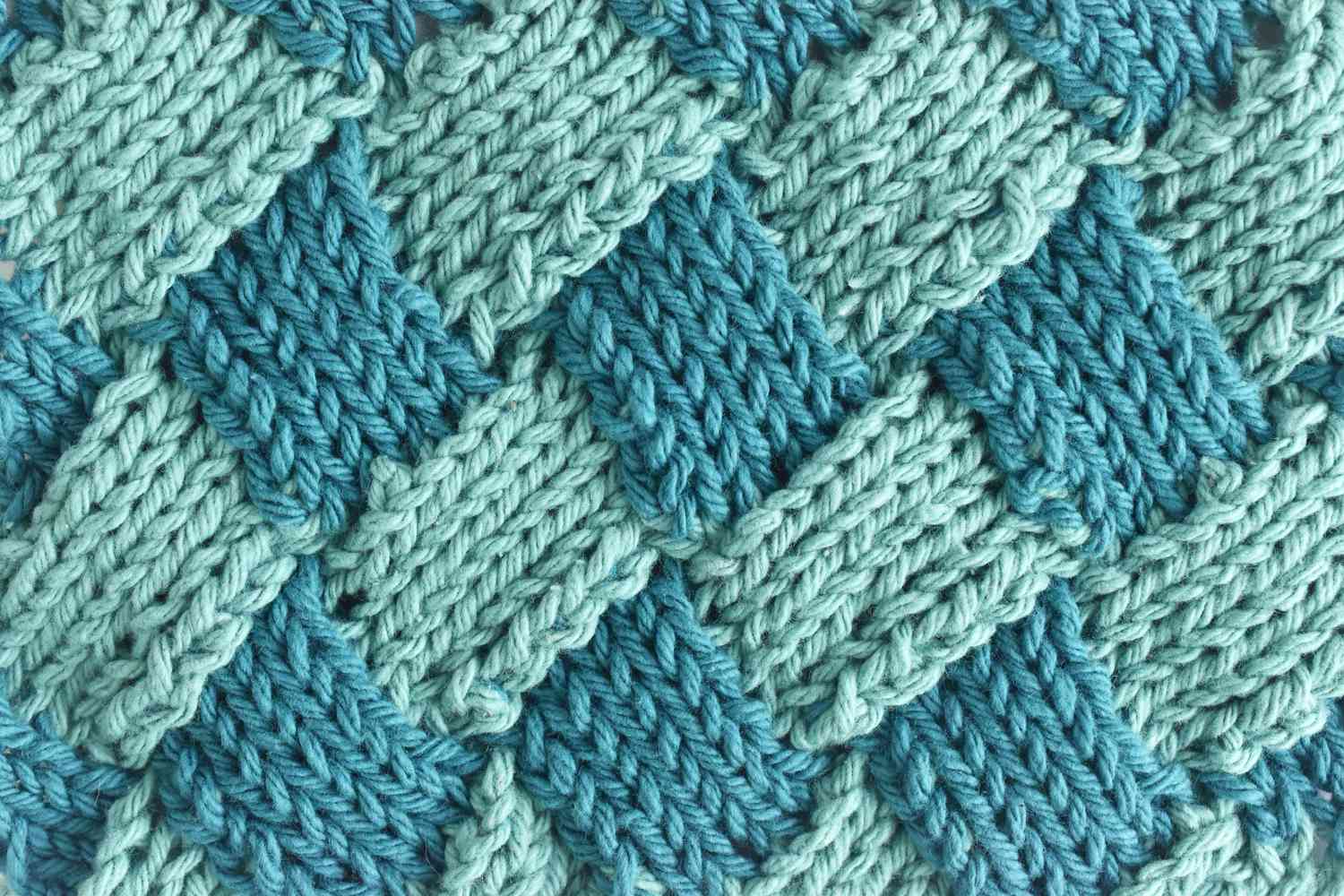 Entrelac编织样品在两种深浅的蓝绿色
