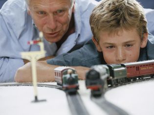 一个父亲和儿子的操作玩具火车