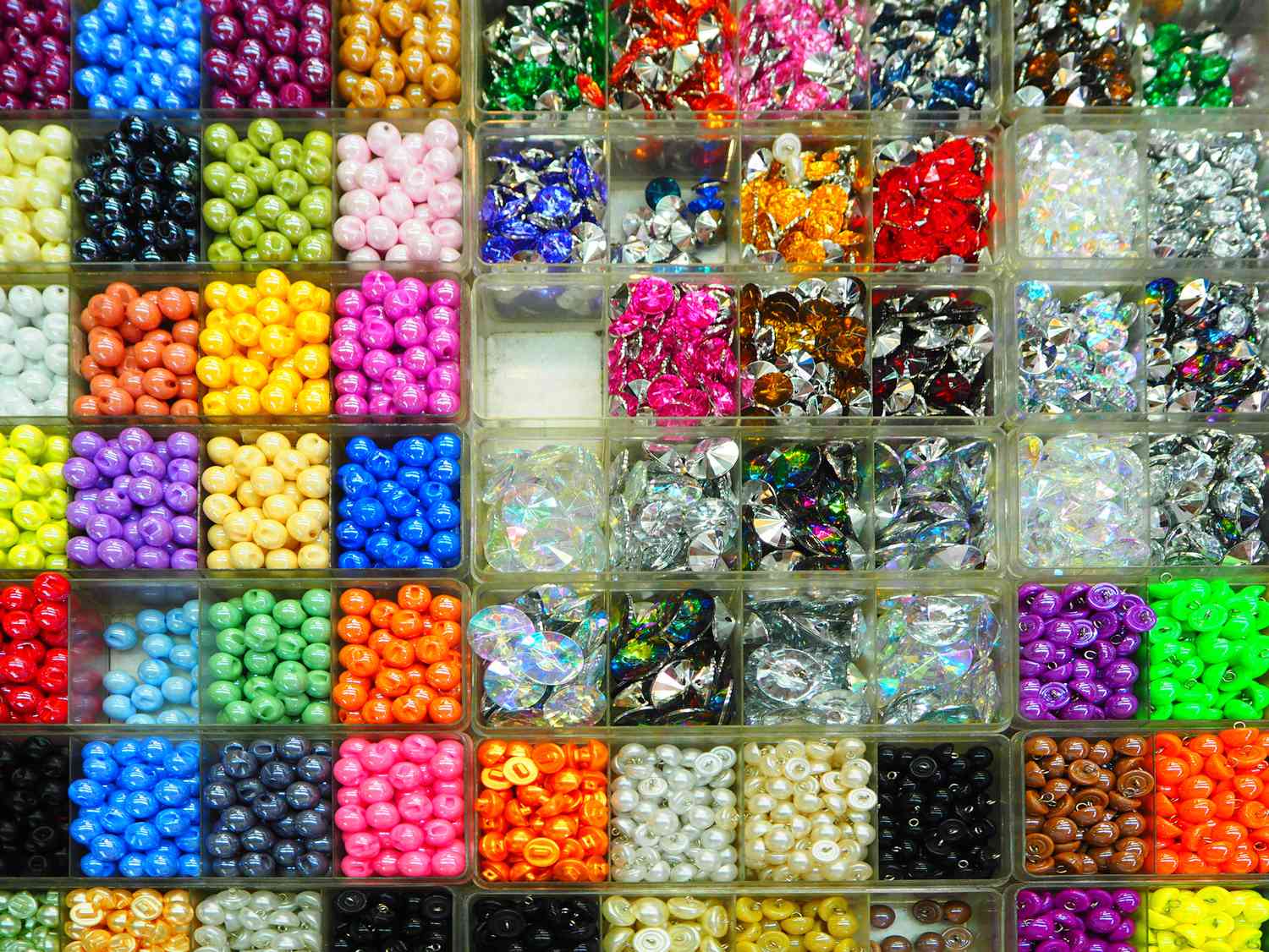 在市场上出售的多色珠子的全画幅照片