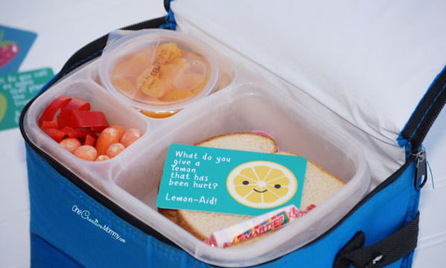 午餐盒和一个三明治,水果,糖果,和午餐盒。