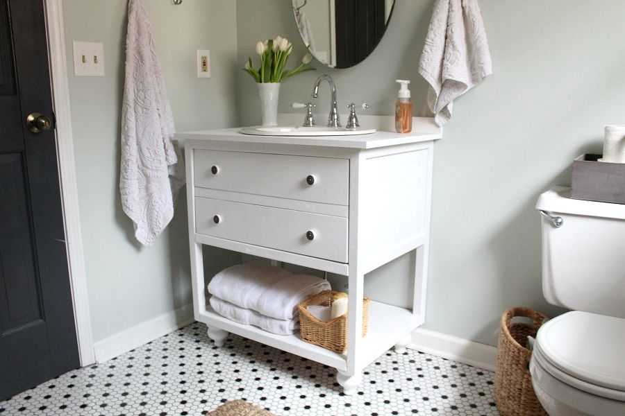 一个白色的古典风格的浴室盥洗台