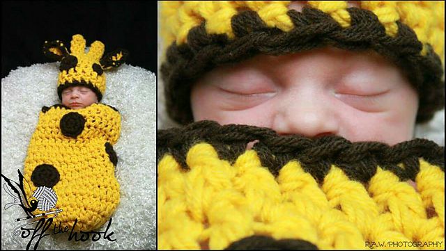 婴儿穿着编织的长颈鹿茧状图案，戴着帽子躺在毯子上