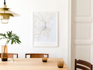 时尚和现代餐厅室内模拟海报图,共享表设计椅子,黄金学究灯和杯咖啡。白墙,木拼花。热带树叶花瓶。折衷的装饰。