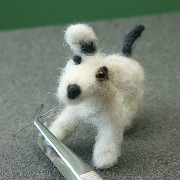 2毫米玻璃关注线连接头的玩具屋规模小型狗的感觉。