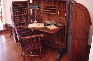 William s . Wooton书桌在普林斯的安妮女王的豪宅,柜。