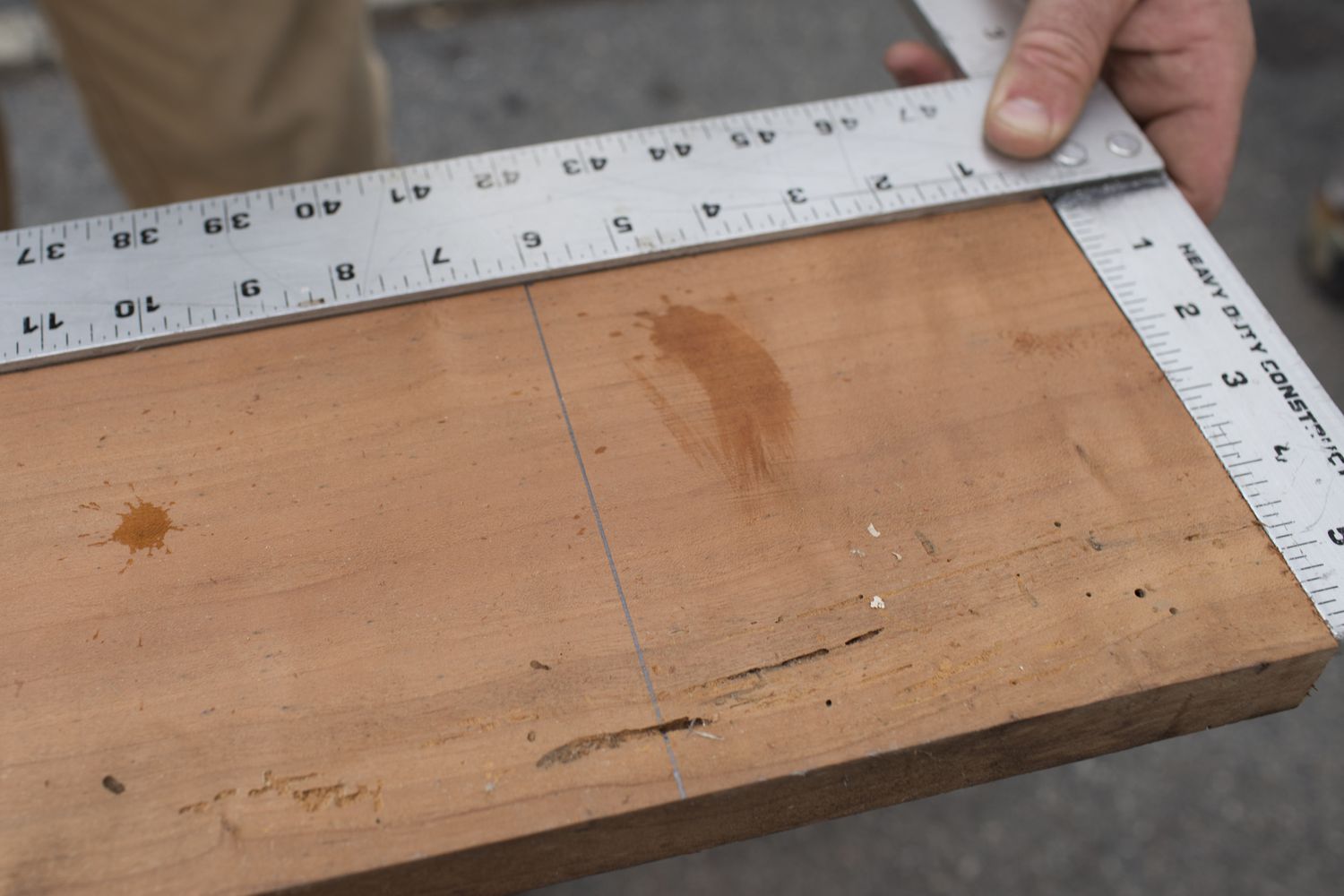 测量木材。