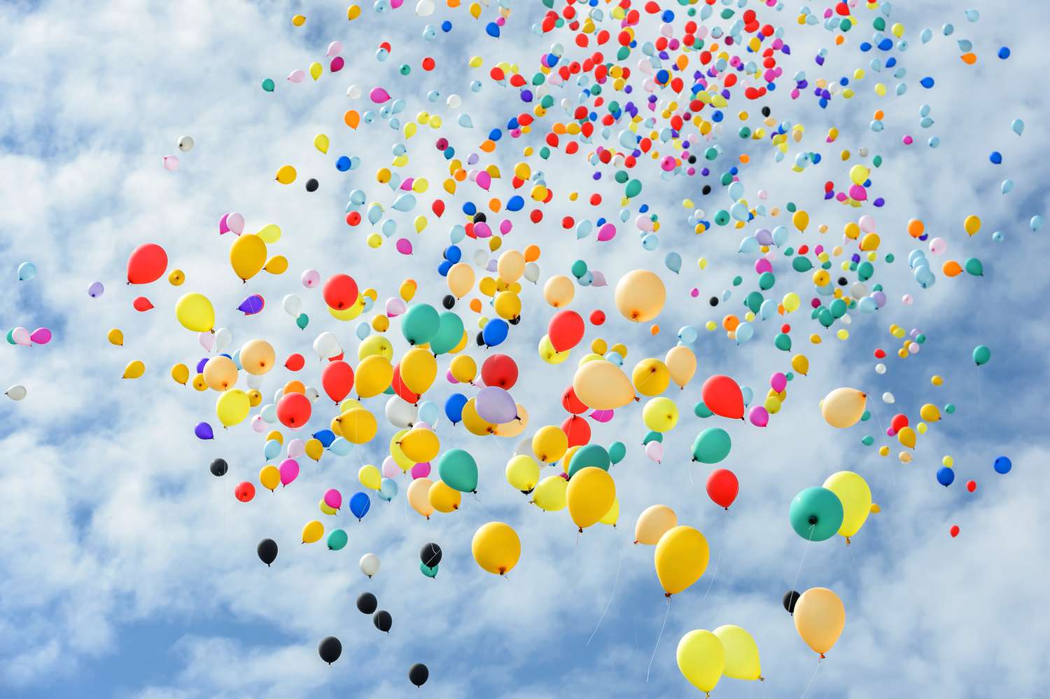 五彩缤纷的气球飞到天空。