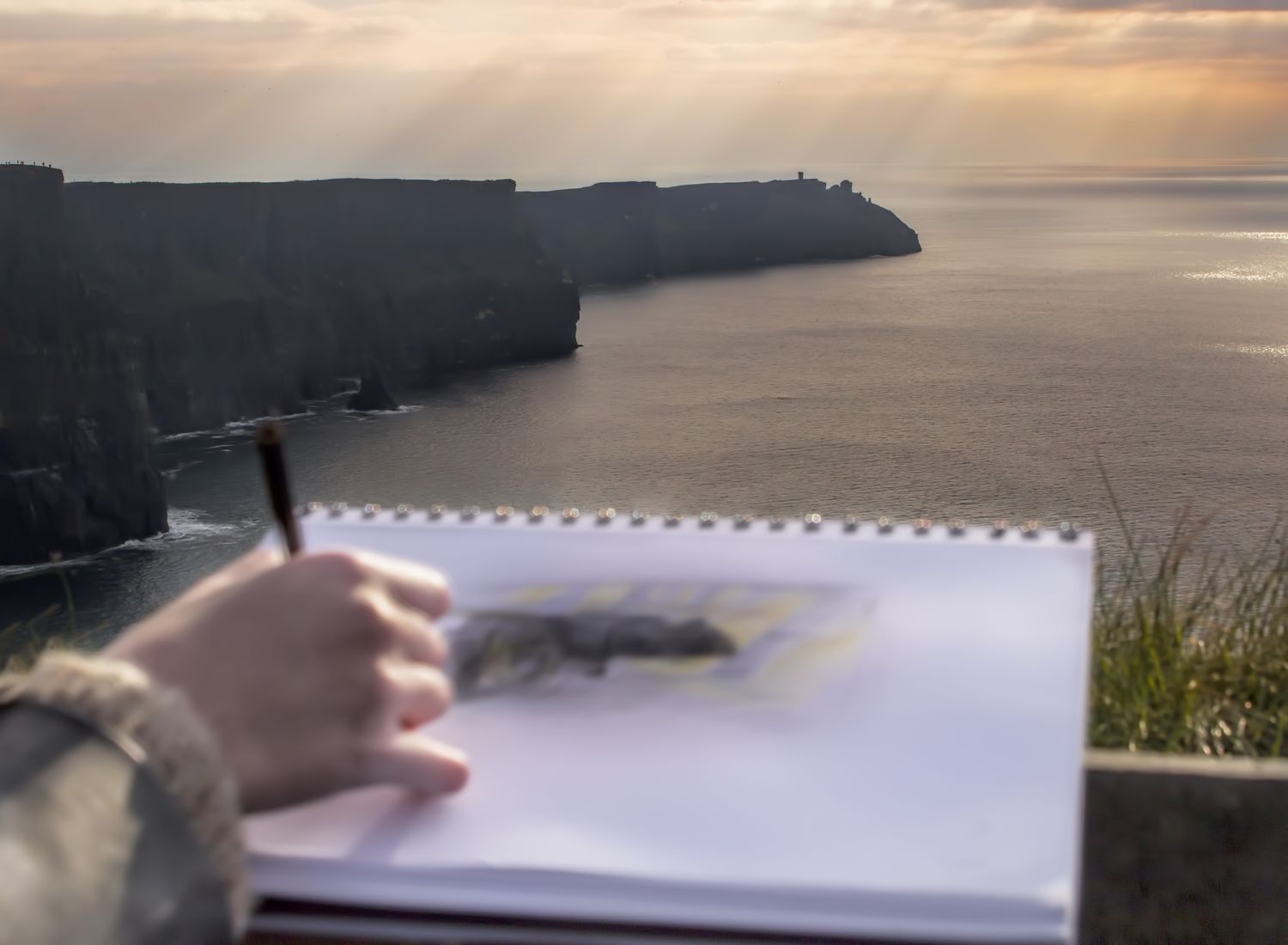 年轻女子画风景的莫赫悬崖,爱尔兰