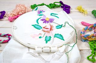 刺绣花朵。民间刺绣。缝纫配件。帆布、箍、线笼。刺绣。