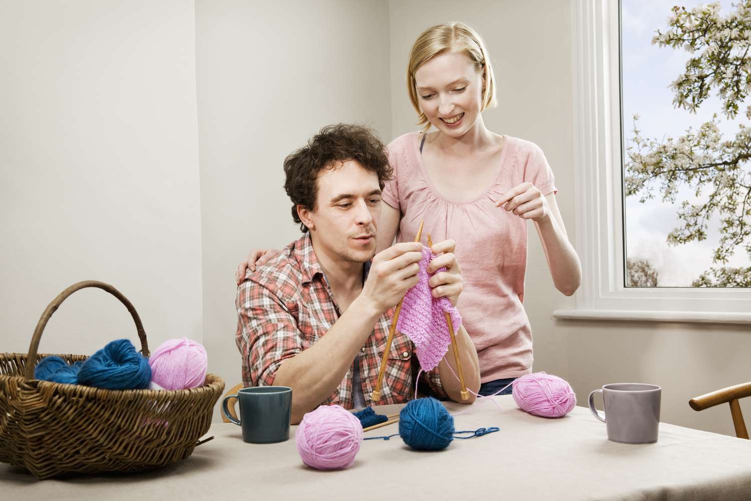 一个女人教一个人编织