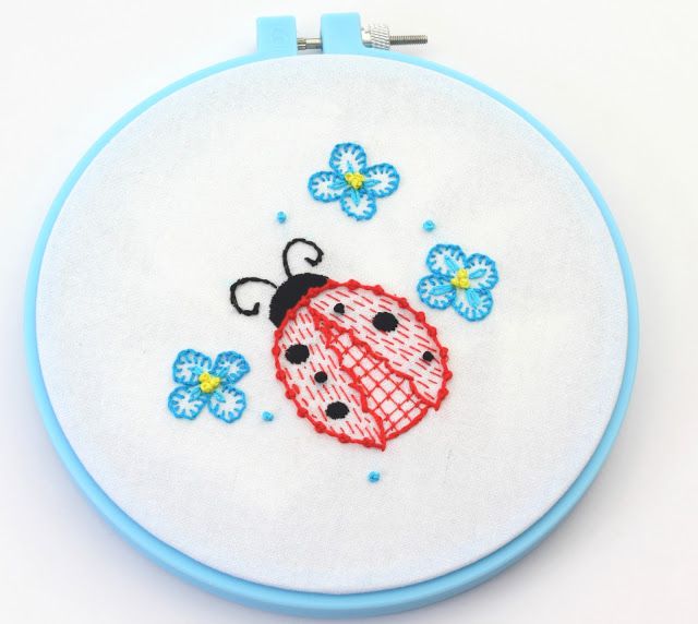 瓢虫和蓝色花朵刺绣从金伯利Ouimet模式