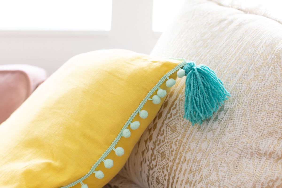 带流苏和装饰的DIY枕头