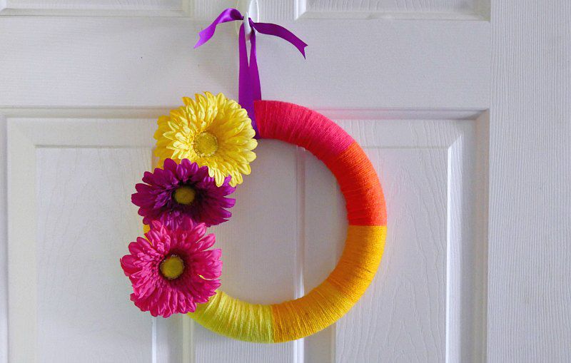 花圈用彩色纱线和人造的花