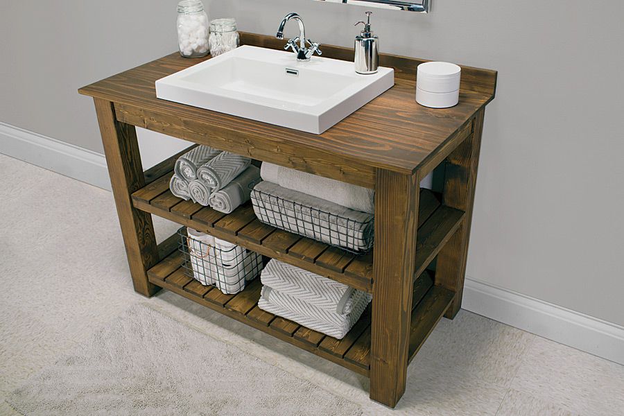 一个木制的DIY浴室盥洗台和两个货架