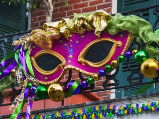 美国路易斯安那州新奥尔良狂欢节面具挂在阳台的栏杆上