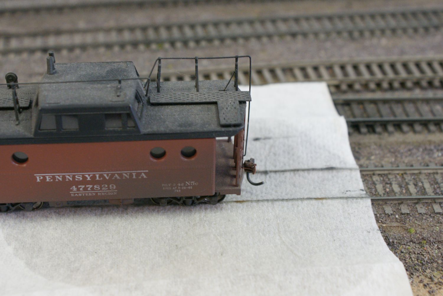 一个火车模型用纸巾在跑道上