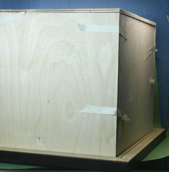 胶合板的侧面，顶部和地板的一个简单的房间盒子，测试通过胶合在一起。