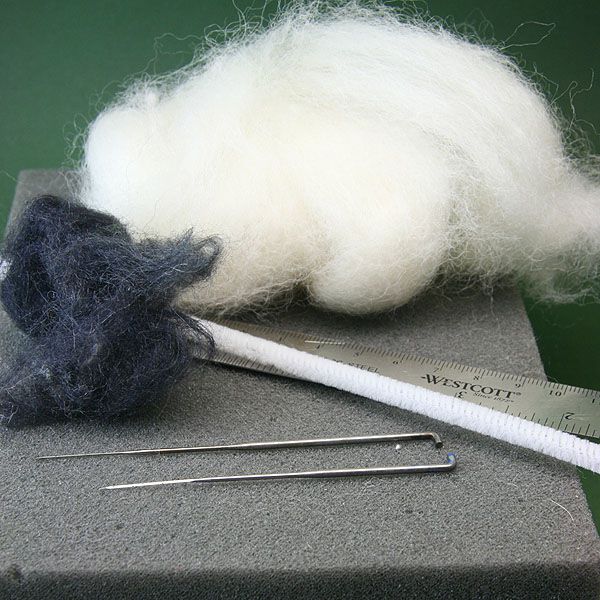羊毛和丝绸纤维毡呢针头和泡沫垫用于制造微型规模缩绒狗。